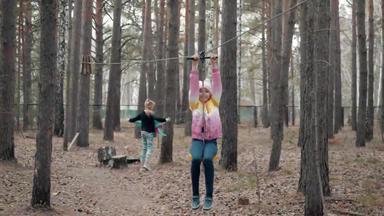 微笑女孩少年骑蹦极树冒险公园快乐的女孩少年骑蹦极攀爬公园活动休闲概念